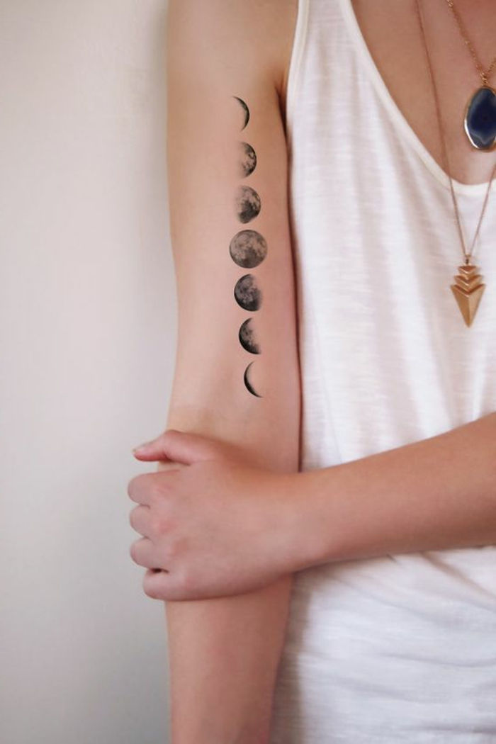 tatuiruotės motyvai moteris mėnulis fazes mėnulis skirtingais mėnesiais trukusių grandinių akmenimis