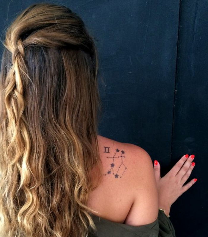 motivi del tatuaggio donna capelli ricci treccia bionda tatuaggio zodiacale sulla spalla unghie colorate manicure