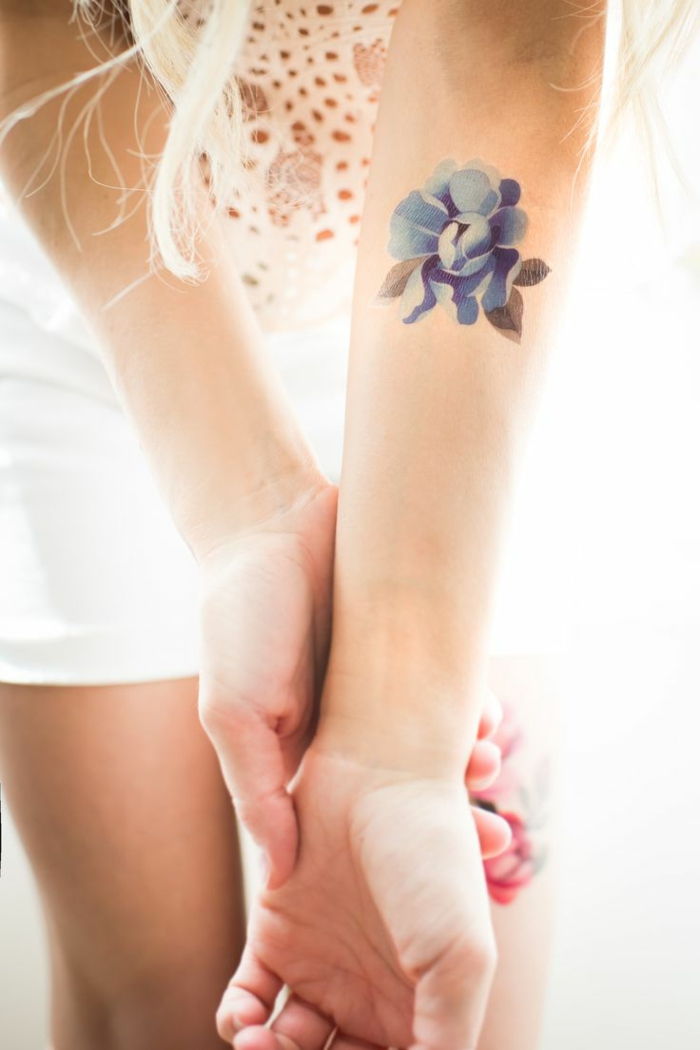 motive de tatuaj femeie tatuaj decent în albastru culoare albă bluză din dantelă și idei de lână deco