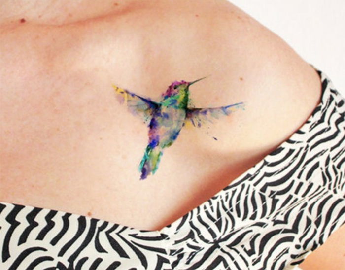tatovering mønster fugl i ulike fargerike farger maler deg selv kvinne skulder midlertidig effekt