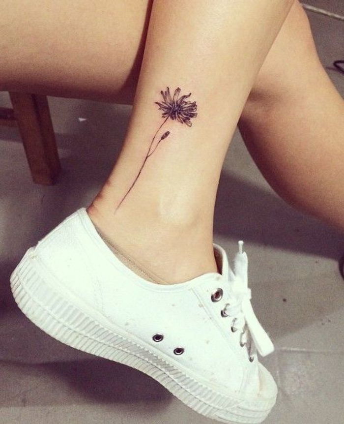tatuering på fotled, ben tatuering, liten blomma, svart, kvinnlig tatuering motiv