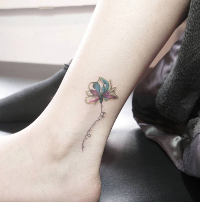 tatuering på fotleden, ben tatuering för kvinnor, liten blomma, färgstarka, kvinnliga