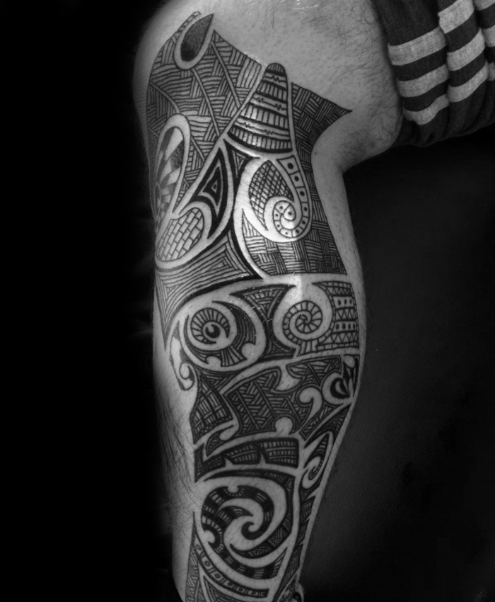 tatuaggio sulla gamba, disegno tribale, motivi polinesiani, tatuaggio per gli uomini