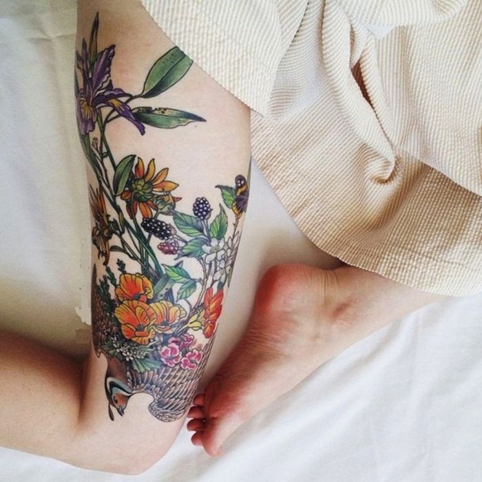 tetovanie na stehnách, tetovanie nohy, kvetinové motívy, tetovanie žien
