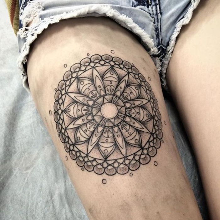 tatuaż na udzie, mandala, motywy tatuażu dla kobiet, tatuaż na nogi