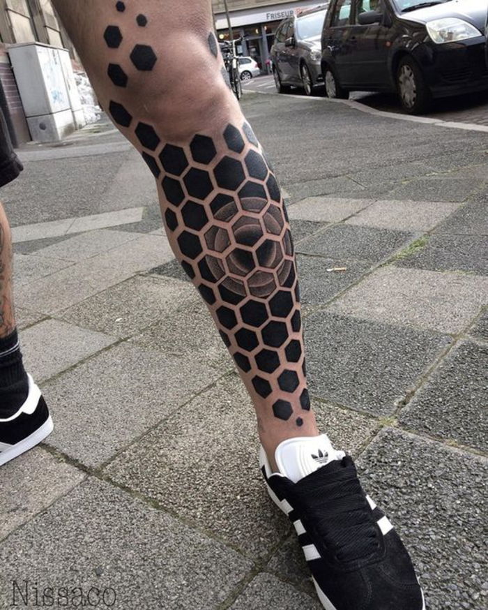 idee per tatuaggi per uomini, tatuaggio sulla gamba, figure a sei facce