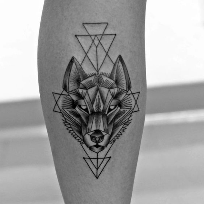 tatuaż na łydce, tatuaż na nogi, wilk, pomysły na tatuaż dla mężczyzn