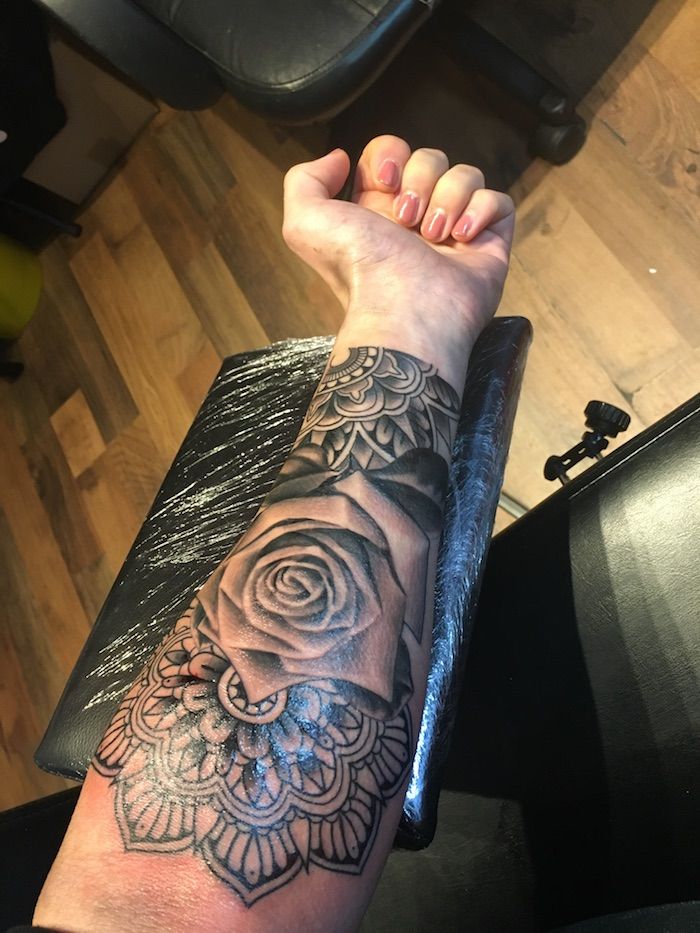 piękne tatuaże, tatuaż mandali w połączeniu z białą różą