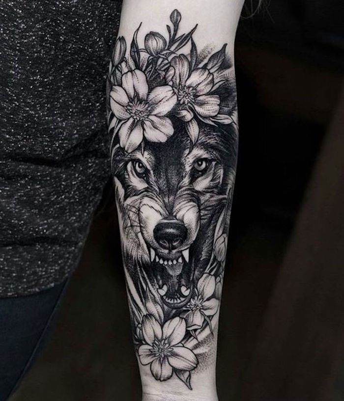 piękne tatuaże, głowa wilka i białe kwiaty, tatuaż w kolorze czarnym i szarym