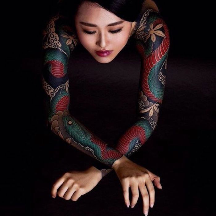 vackra tatueringar, färgglada japanska tatueringar, blå orm