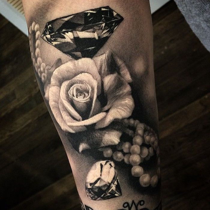 tatuaje frumoase, tatuaje cu trandafir alb, colier cu diamante și perle