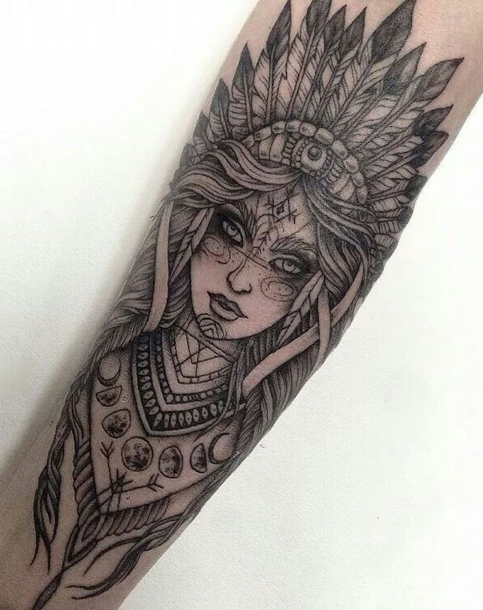 tatuaj braț femeie, femeie cu comppschmuck indian