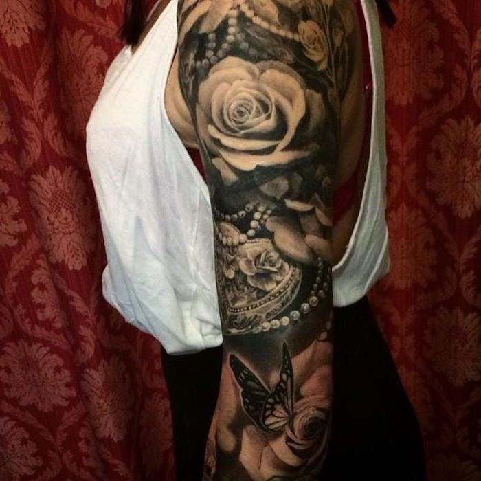 femeie tatuaj braț, doamnă cu fustă neagră și bluză albă
