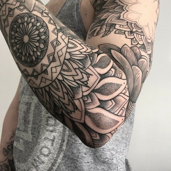 Fantastica idea per il tatuaggio a manica per uomo con molti triangoli e migliaia di piccoli punti, top grigio con stampa, tatuaggio del braccio con lettere arabe