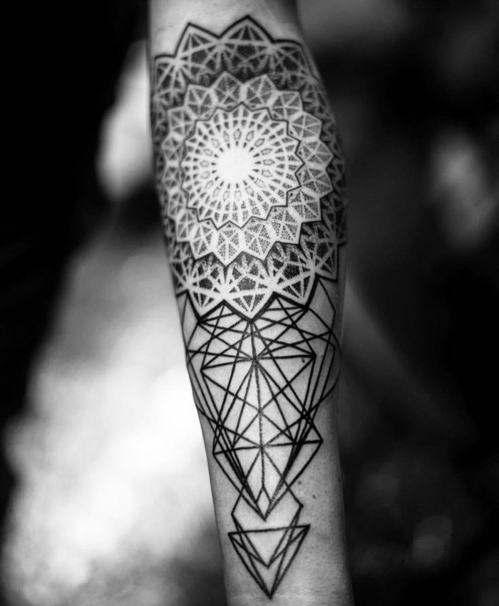 Tatuaż na ramię z prostymi liniami i wieloma trójkątami, okrągły tatuaż z wieloma figurami geometrycznymi, takimi jak romb, trójkąt i wielokąt