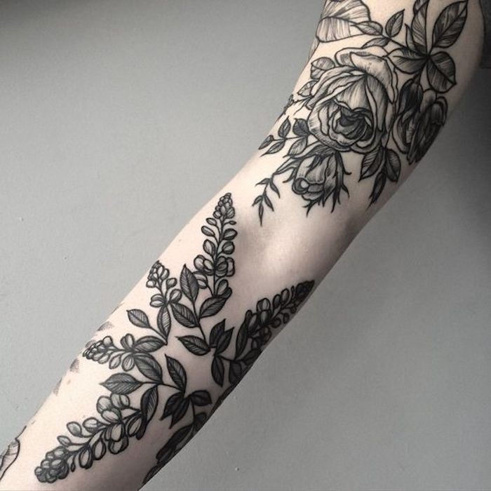 rankos tatuiruotė su levanda ant rankos ir rožės ant viršutinės rankos - tatuiruočių stiliai