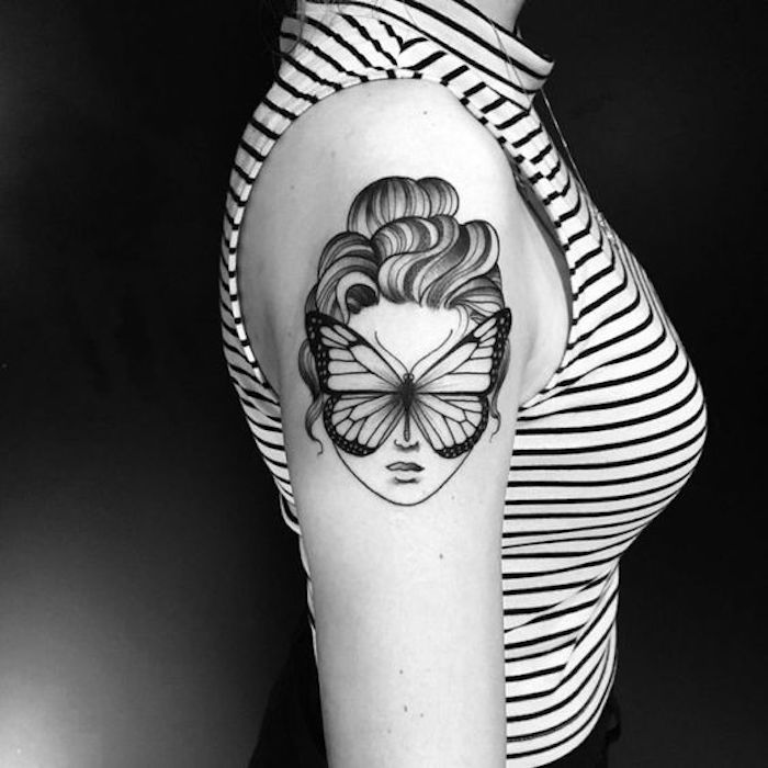 Uma tatuagem interessante como arte - um rosto de uma mulher com borboleta em vez de estilos de tatuagem de olho