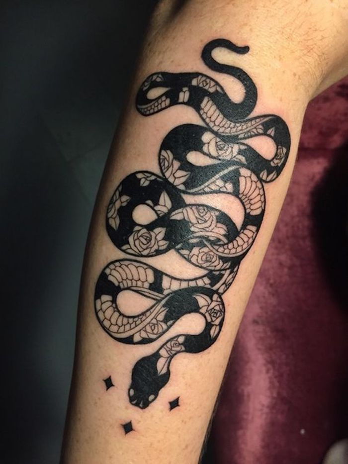 Tatuiruotės stiliai - ilga juoda gyvatė su rožių motyvais palei kūną išilgai rankos