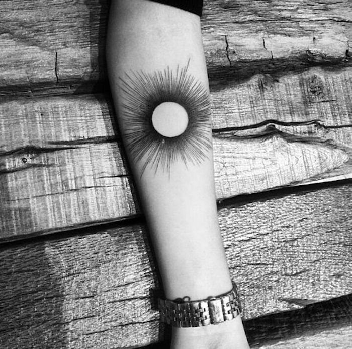 Tatuiruotė geometrinė kaip saulė su daugybe spindulių ant rankos - tatuiruočių stiliai