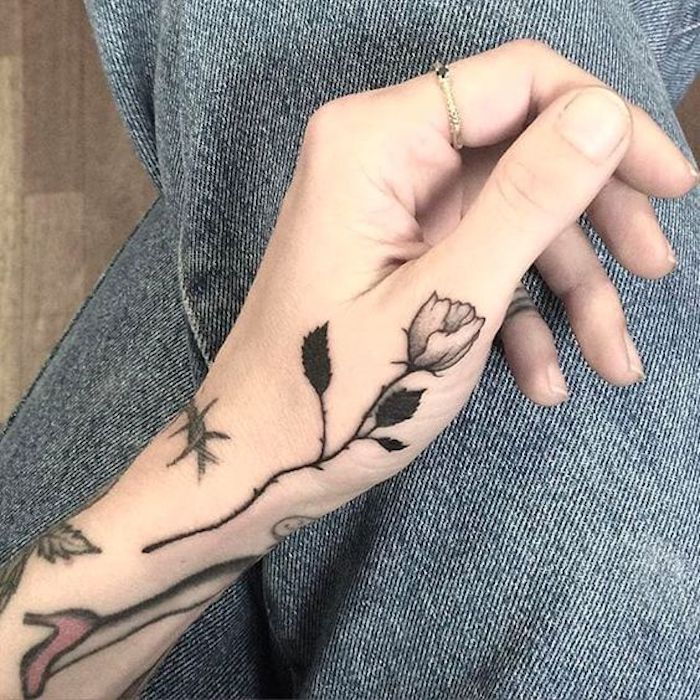 moterų tatuiruotė - graži rožė su labai mažais riešo erškėčiais - tatuiruočių stiliai