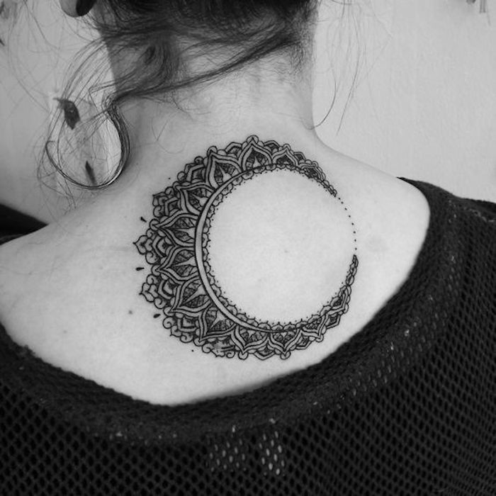 Mandala tatuiruotė kaip mėnulis gėlių moterų nugaroje - tatuiruočių stiliai