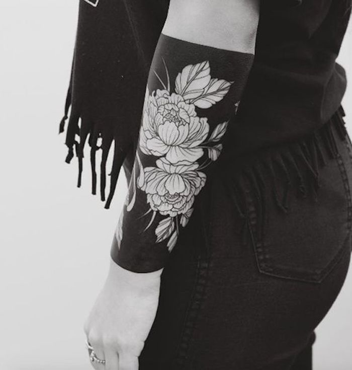 visa juoda tatuiruotė su gėlėmis - dvi rožės ir jūsų lapai ant tavo rankos - tatuiruočių stiliai