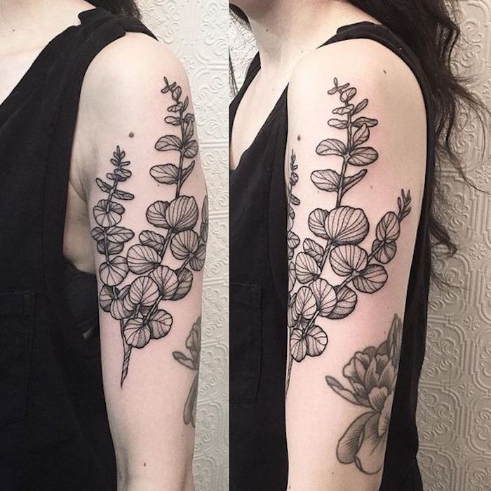graži gėlė su žaliais lapais ant šlaunies Tattoo realistiška - tatuiruočių stiliai