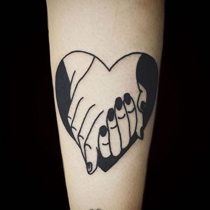 širdis su rankomis dviejų meilužių meilės simboliu - visa juoda tatuiruotė
