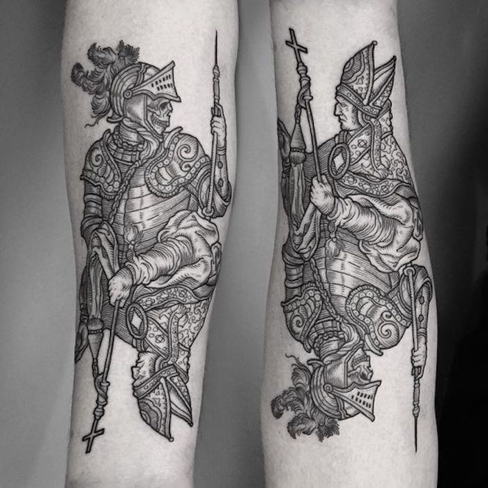 duas figuras das cartas de Tarot a morte e o imperador toda tatuagem preta