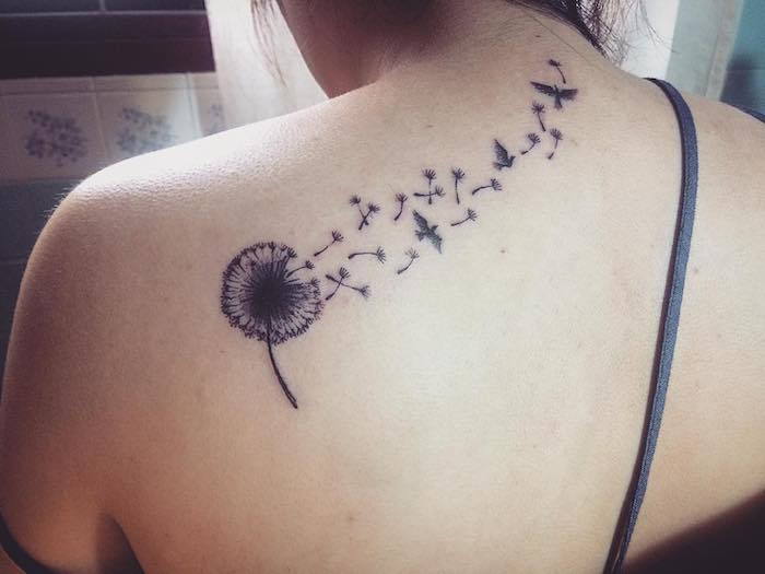 motive pentru tatuaje mici, femeie cu tatuaj de flori pe spate