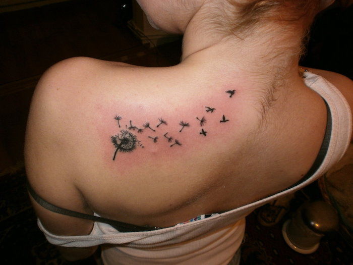 Femeie cu un tatuaj mic pe umăr, tatuaj negru și gri