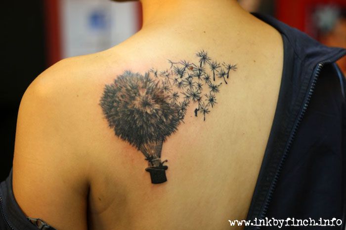 simboluri tatuaj, femeie cu tatuaj cu motive florale pe spate