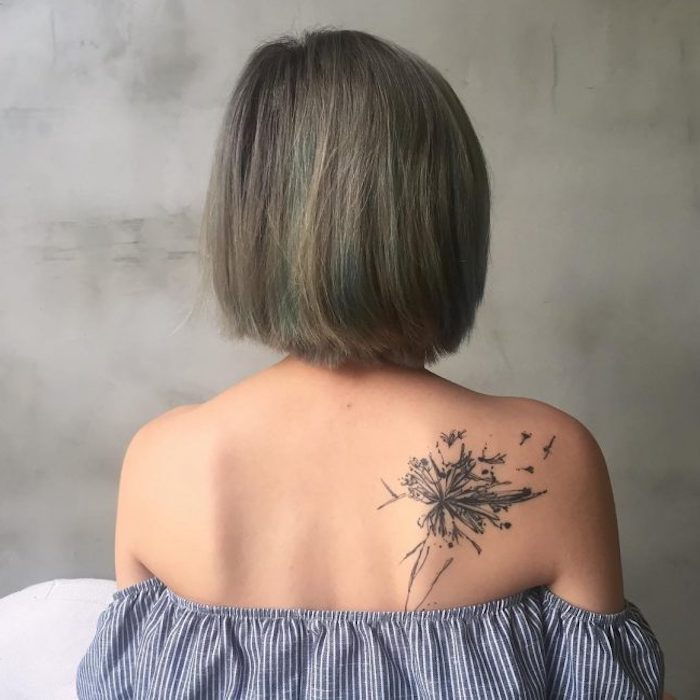 motive de tatuaje mici, femeie cu parul gri si tatuaje pe spate