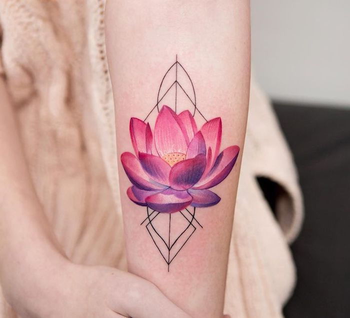 tatuiruočių gėlės, rožinis lotus kartu su geometriniais motyvais ant dilbio