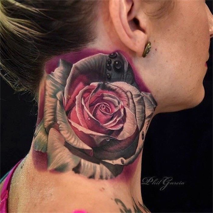 tatueringblomma, kvinna med stor realistisk rosa tatuering på nacken