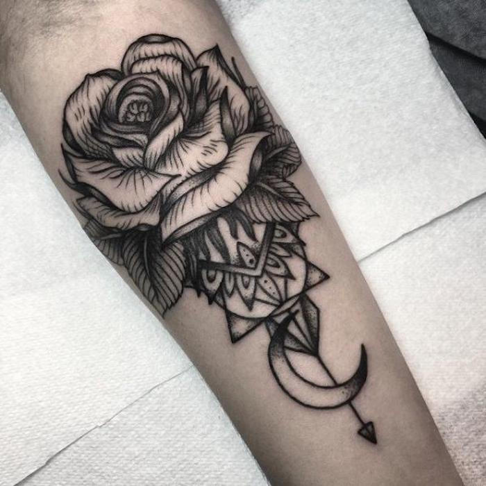 floare de tatuaj, trandafir mare în combinație cu motive geometrice și luna crescentă