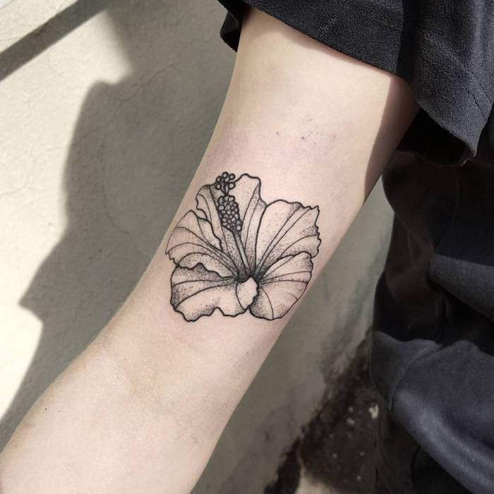 tetovanie kvetu, malé čierne a sivé tetovanie na paži, tetovanie pre ženy
