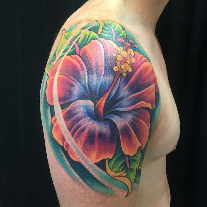 bloemen en hun betekenis, man met grote tatoeage met hibiscusmotief