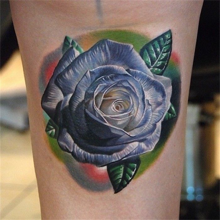 Tatoeages bloemen, super realistische hemelsblauwe roos op de arm