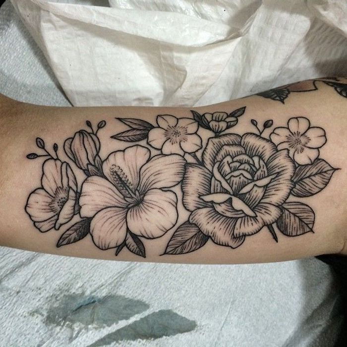 tattoo bloem, zwarte en grijze bloemen op de bovenarm, tatoeages voor vrouwen