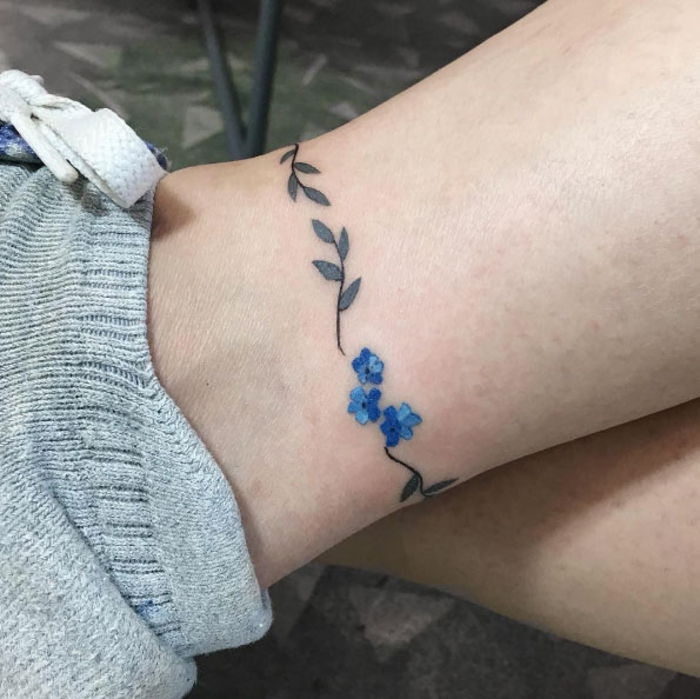 tatuering på fotleden, glöm mig-inte, blommor, bentatuering, tatueringsmotiv för kvinnor