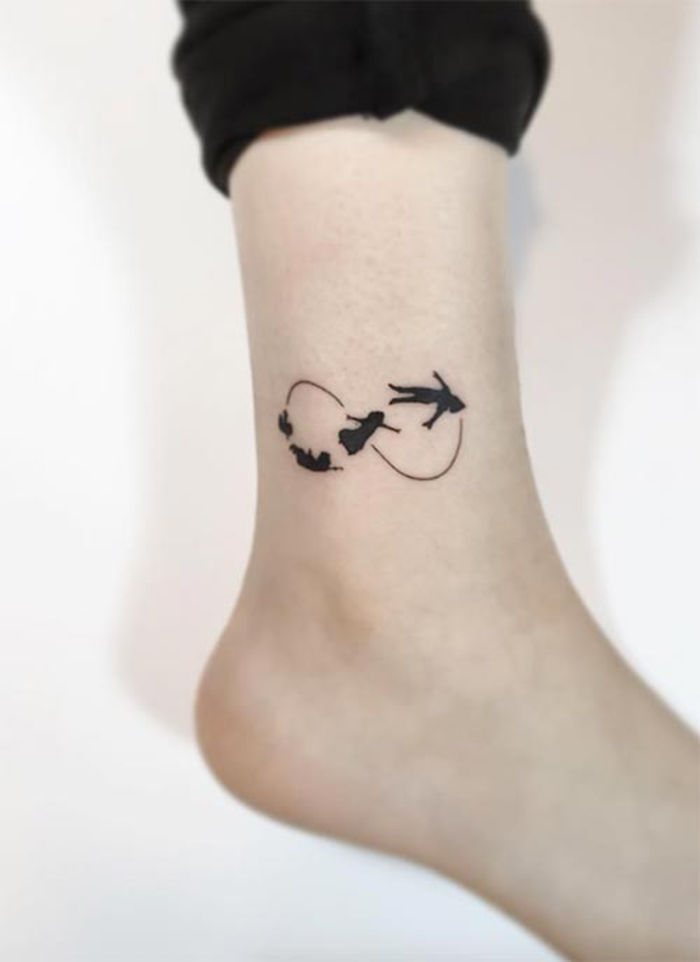 tatuaż na kostce, tatuaż na nogach, znak nieskończoności, peter pan, motywy tatuażu dla kobiet