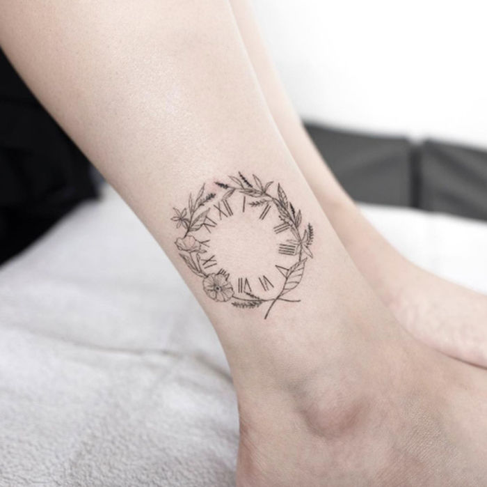 tatuaggio sulla caviglia, tatuaggio sulle gambe, orologio con fiori, motivi del tatuaggio femminile