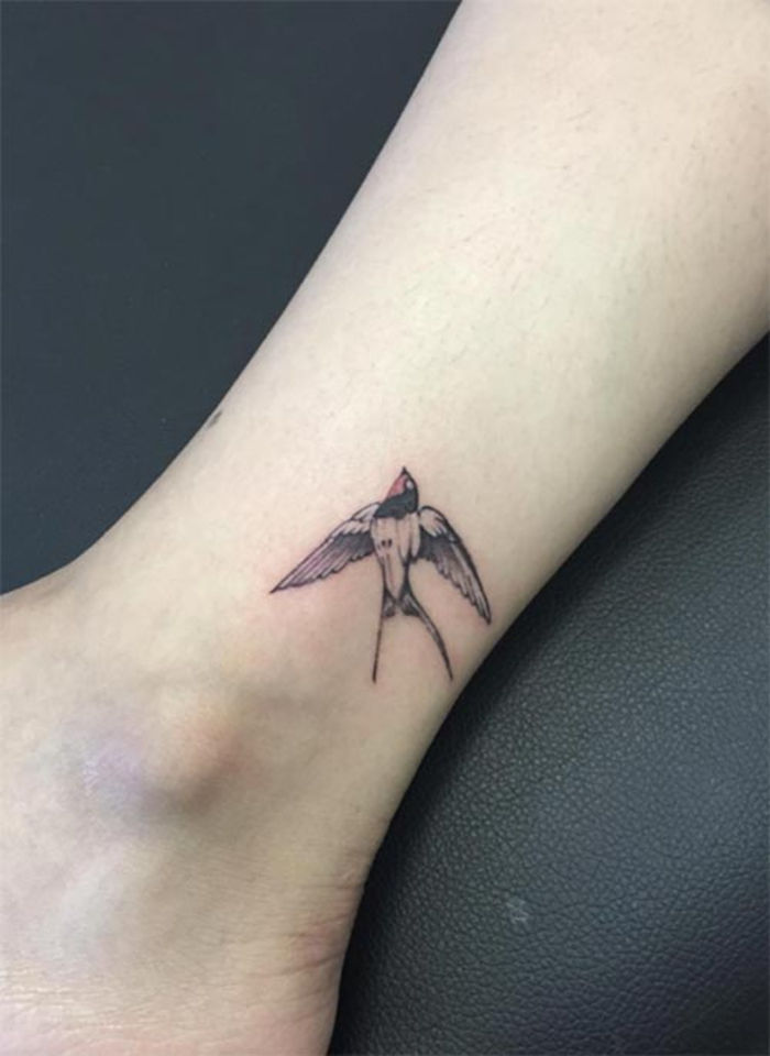 tatuering på ankeln, svälja, bentatuering, tatueringsmotiv för kvinnor