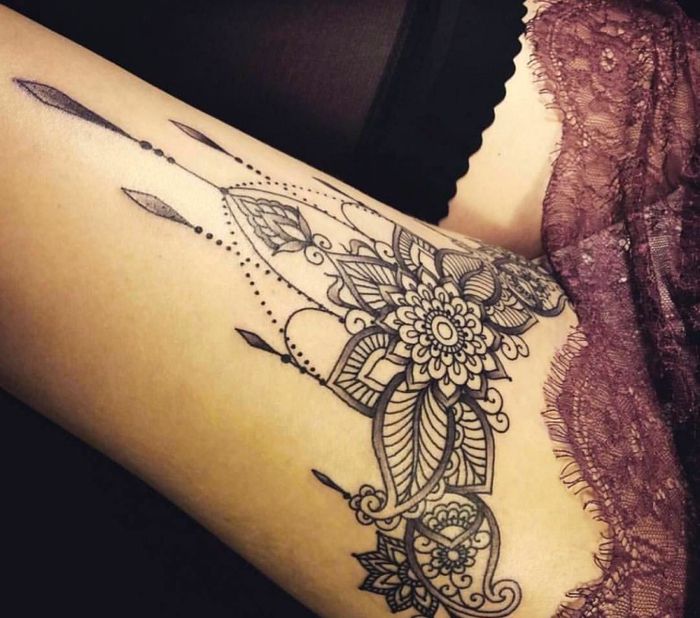 tatuering på låret, mandala, ben tatuering, tatuering motiv för kvinnor