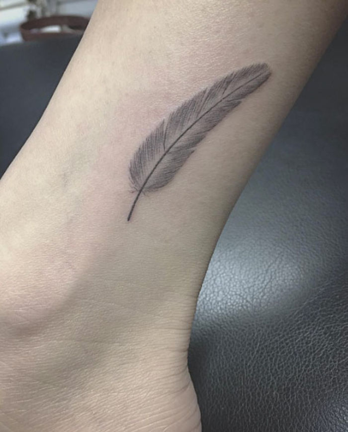 tetovanie na členku, tetovanie na nohách, perie, tetovacie motívy pre ženy