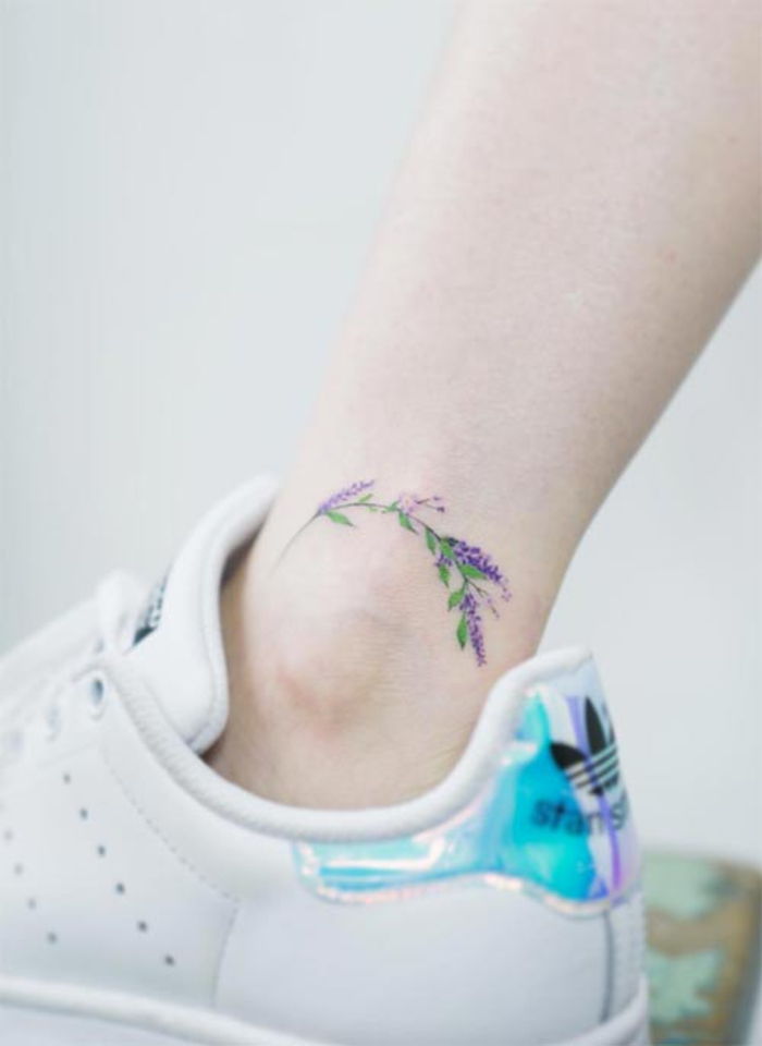 tatuaż na kostce, lawenda, fioletowy i zielony, tatuaż nóg, motywy tatuażu dla kobiet
