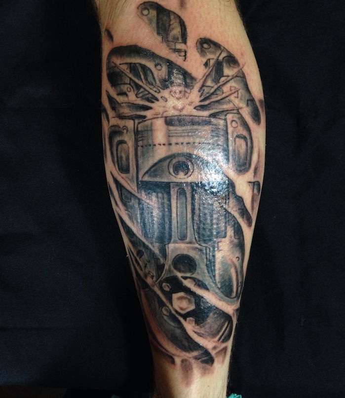 tattoo been, zwart en grijs 3D-tattoo met machine-onderdelen