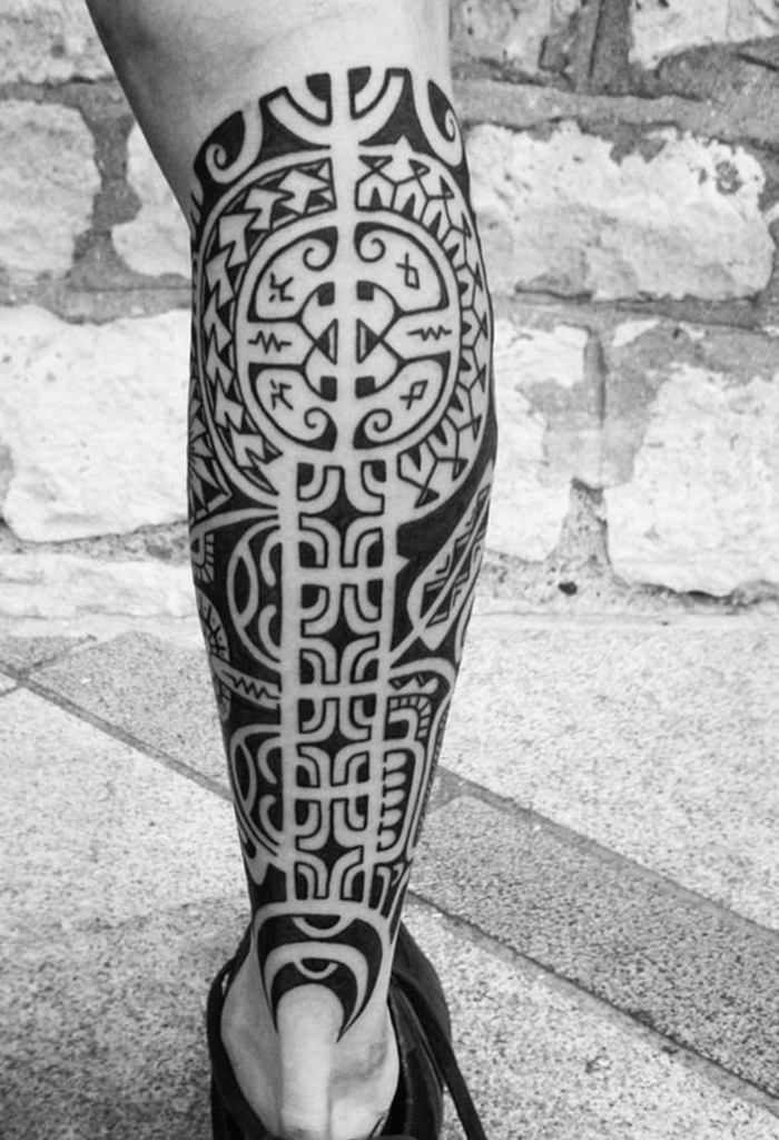 tatuaggio sul polpaccio, tatuaggio sulle gambe, motivi polinesiani, disegno tribale
