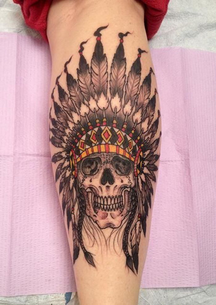 tatuaggio sul polpaccio, tatuaggio sulle gambe, teschio, motivi indiani, idee per tatuaggi per gli uomini